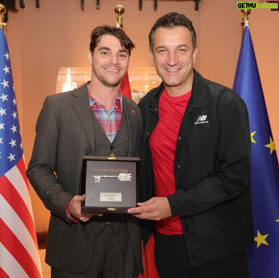 RJ Mitte Instagram - Kënaqësi të prisja aktorin e njohur amerikan 🇺🇸, Roy Frank Mitte, i cili ndodhet në Tiranë për Javën Amerikane të Kulturës. Ai është një frymëzim për të rinjtë, por edhe një avokat për të drejtat e njerëzve me aftësi ndryshe. 😊 @rjmitte @benbrucato @bluntmgmt Tirana, Albania