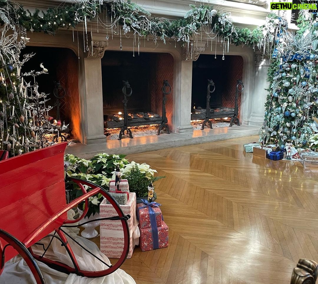 RJ Mitte - 8K Likes - Beautiful day out at the @biltmoreestate with my favorite people!! Happy holidays everyone!!