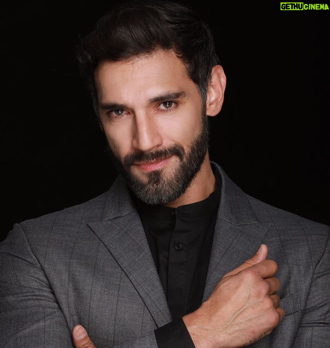 Raúl Coronado - 4.5K Likes - Lunes de buena vibra !! #sonrie #actor #mexico #latino #smile #happy #photo #foto #shooting #sesion #actorlife #men #model #😎 #peaceandlove #latinvasion #latinpower #monday #funday #mondayfunday