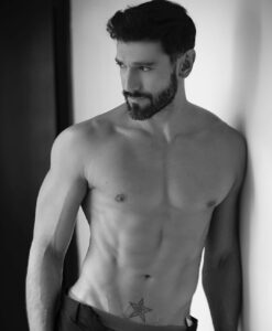 Raúl Coronado Instagram - Listo para gozar !! 😎😎. . #actor #saturdaymood #men happy #focus #ready #photo #shooting #smile #😎 #⭐ #tatoo #mexico #latino #sabado