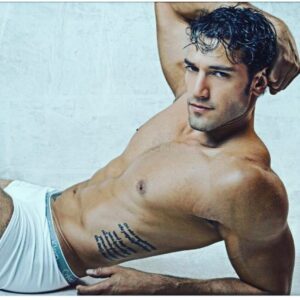 Raúl Coronado Instagram - Es viernes y el cuerpo lo sabe !! 😎 😎 😎#actor #buenavibra #friday #viernes #agozar #tbt #tatoo #goodvibes #photography  #😎