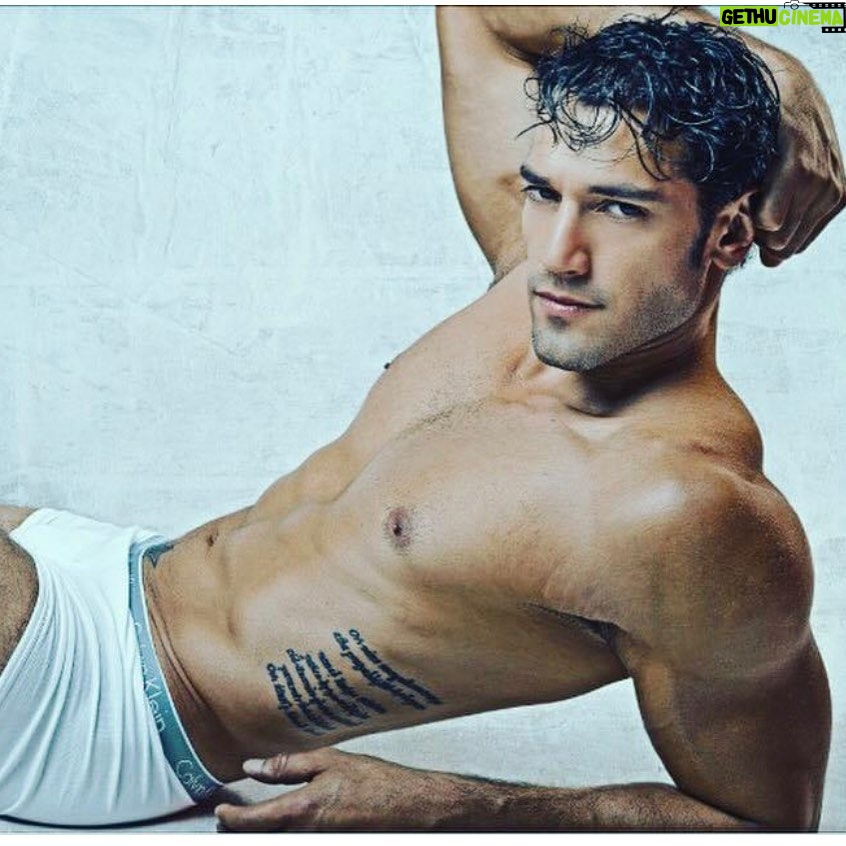 Raúl Coronado Instagram - Es viernes y el cuerpo lo sabe !! 😎 😎 😎#actor #buenavibra #friday #viernes #agozar #tbt #tatoo #goodvibes #photography #😎
