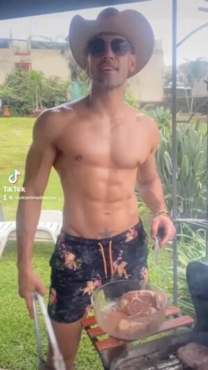 Raúl Coronado Instagram - Sábado de asado !!! 🥩 
Síganme en TikTok @ raulcoronadoactor