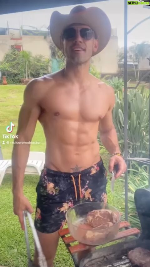 Raúl Coronado Instagram - Sábado de asado !!! 🥩 Síganme en TikTok @ raulcoronadoactor