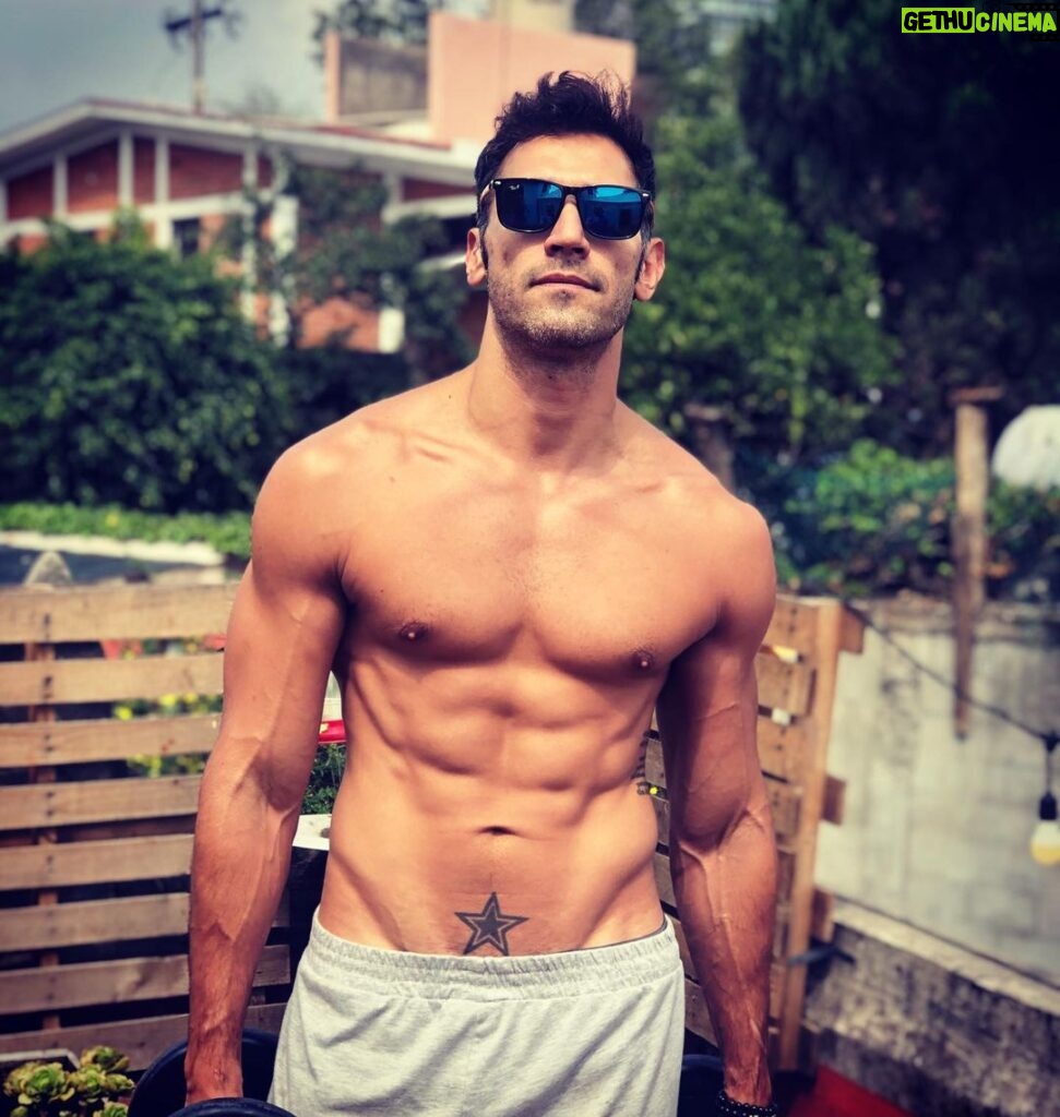 Raúl Coronado Instagram - Excelente sábado!! #actor #mexico #listo #esloquehay #buenavibra #homesweethome #sun #glasses #training #motivated @latinvasion @invictusproteinmx #dias