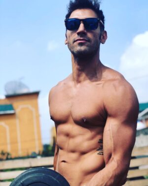 Raúl Coronado Instagram - Gozando de la mañana , Pura buena vibra !!! #smile #actor #training #itsabeautifulday #mexico #focus @latinvasion @invictusproteinmx