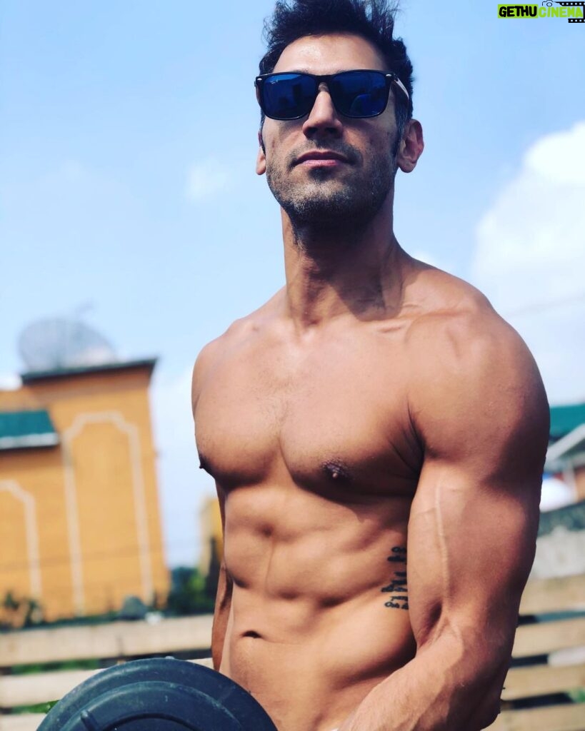 Raúl Coronado Instagram - Gozando de la mañana , Pura buena vibra !!! #smile #actor #training #itsabeautifulday #mexico #focus @latinvasion @invictusproteinmx
