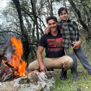 Raúl Coronado Instagram - Con el campeón , gozando de la naturaleza !! 🦾❤️😎 #familytime  #chuky #loveyou #nature #moments