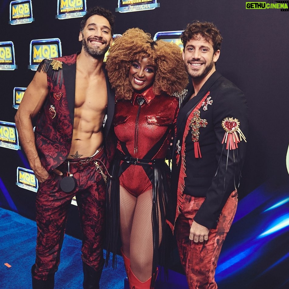 Raúl Coronado Instagram - Los amo !! Gozando de @miraquienbaila en @univision #gala 4 #dance #larevancha @amaralanegraaln @lambgarcia #❤️