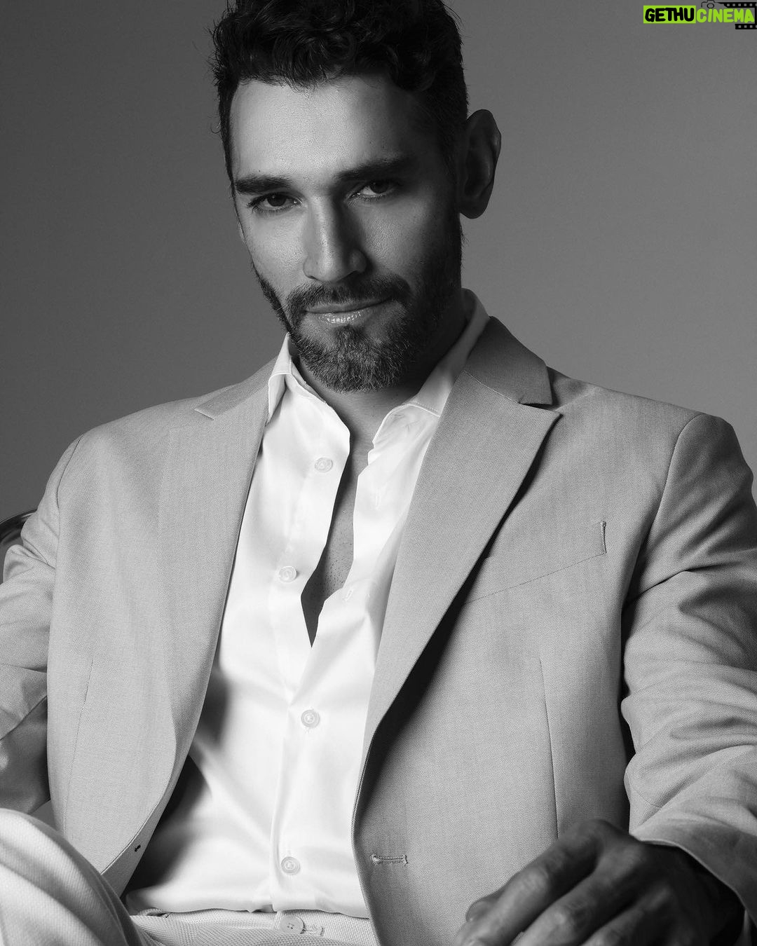 Raúl Coronado Instagram - Relax !! #actor #latino #photoshoot #sesiondefotos #menstyle