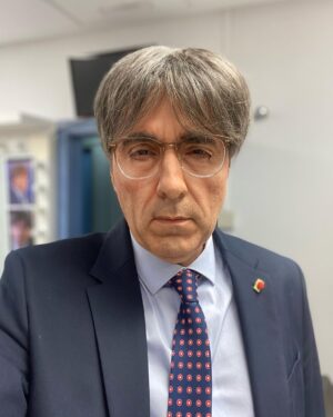 Raúl Pérez Instagram - Independientemente de todo, ayer fui Carles Puigdemont en @elintermedio 
Con @sanchezfernandezelisabeth como caracterizadora, siempre junts👏🏻👏🏻👏🏻