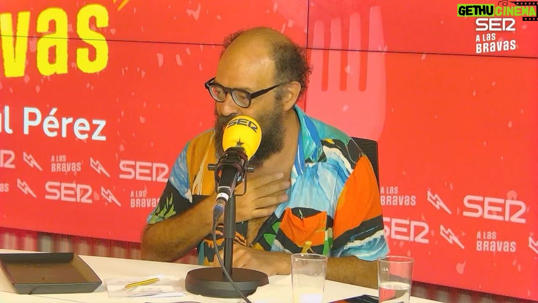 Raúl Pérez Instagram - Los que desean ver sufrir a @ignatius_farray no deben perderse el primer programa de @alasbravascadenaser Y los que disfrutamos del talentoso ser que encierra Ignatius, tampoco. ¡De esto ya hace casi un año! https://youtu.be/Exlkpij12sI