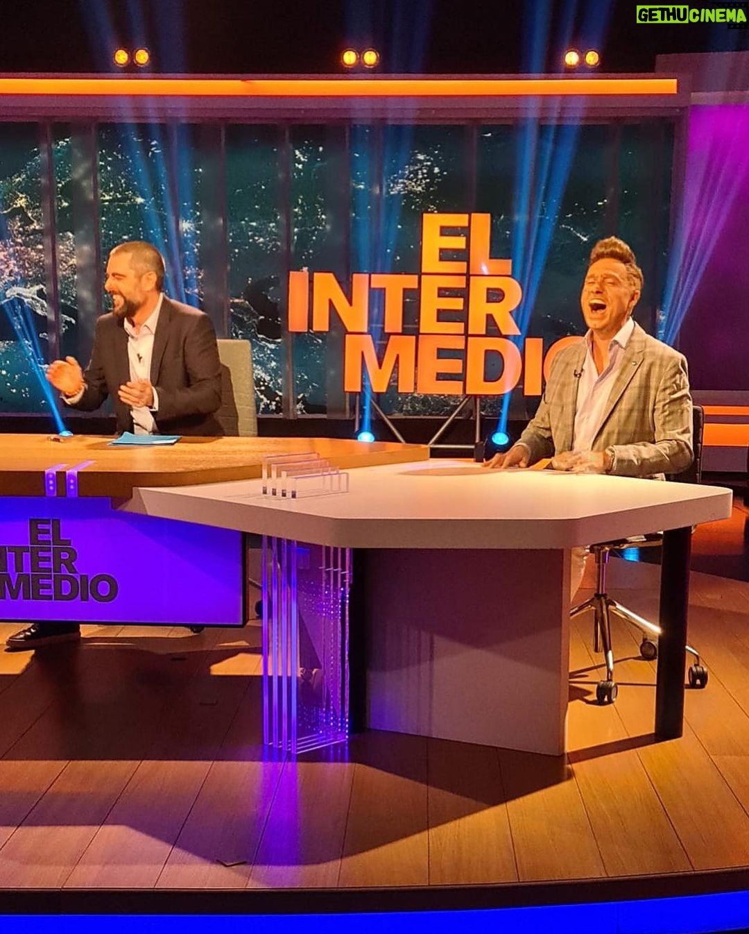 Raúl Pérez Instagram - Esta noche mucho @joaquinarte (también conocido como el del medio de Los Morancos) en @elintermedio Y la caracterización DE CATEGORÍA SUPERIOR que se ha currado @sanchezfernandezelisabeth ¡¡Oleee!!👏🏻👏🏻👏🏻👏🏻👏🏻