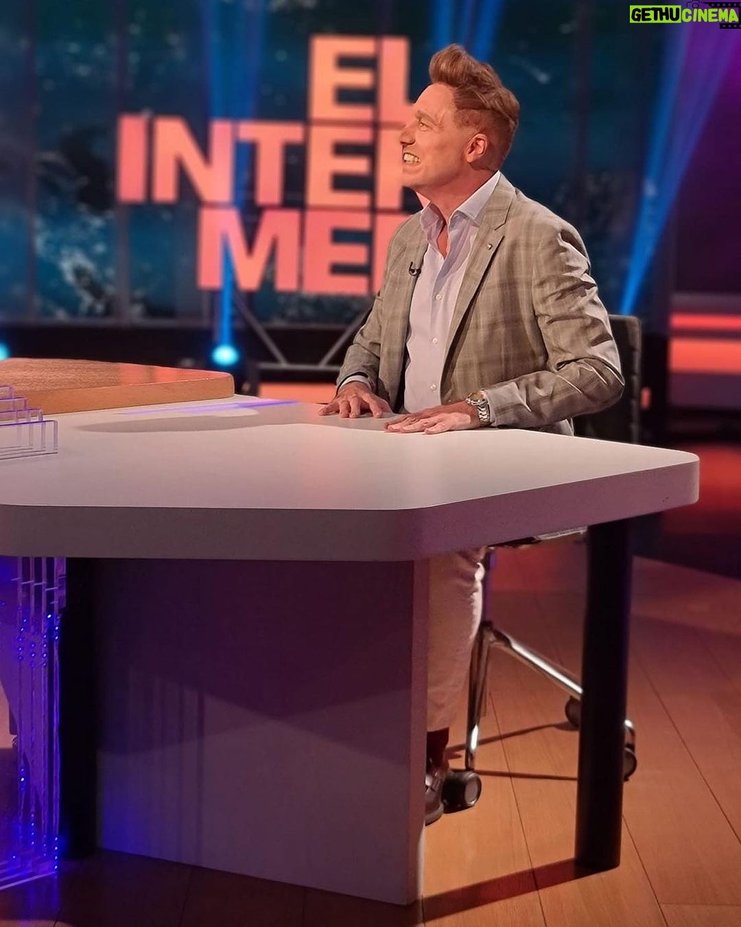 Raúl Pérez Instagram - Esta noche mucho @joaquinarte (también conocido como el del medio de Los Morancos) en @elintermedio Y la caracterización DE CATEGORÍA SUPERIOR que se ha currado @sanchezfernandezelisabeth ¡¡Oleee!!👏🏻👏🏻👏🏻👏🏻👏🏻