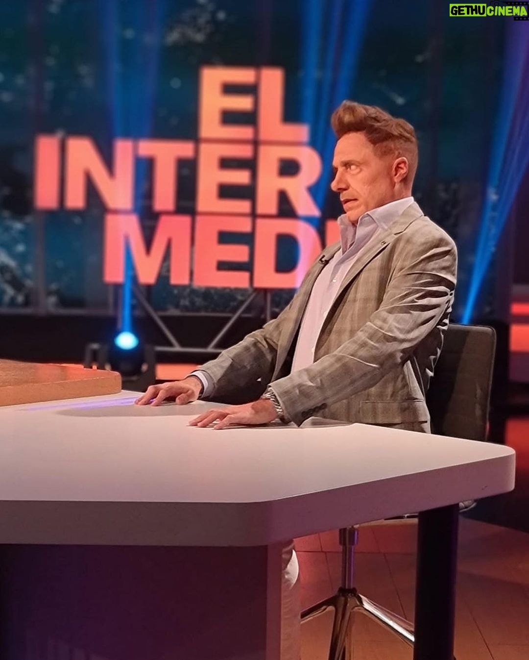 Raúl Pérez Instagram - Esta noche mucho @joaquinarte (también conocido como el del medio de Los Morancos) en @elintermedio Y la caracterización DE CATEGORÍA SUPERIOR que se ha currado @sanchezfernandezelisabeth ¡¡Oleee!!👏🏻👏🏻👏🏻👏🏻👏🏻