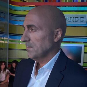 Raúl Pérez Instagram - ¿Un piquito? Luis Rubiales ha visitado @elintermedio después de anunciar su dimisión. Espero que @sanchezfernandezelisabeth no dimita como caracterizadora porque se lo digo siempre: “eres una crack”🙌🏻🙌🏻👏🏻👏🏻👏🏻