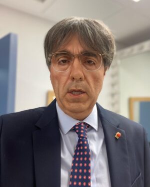 Raúl Pérez Instagram - Independientemente de todo, ayer fui Carles Puigdemont en @elintermedio 
Con @sanchezfernandezelisabeth como caracterizadora, siempre junts👏🏻👏🏻👏🏻