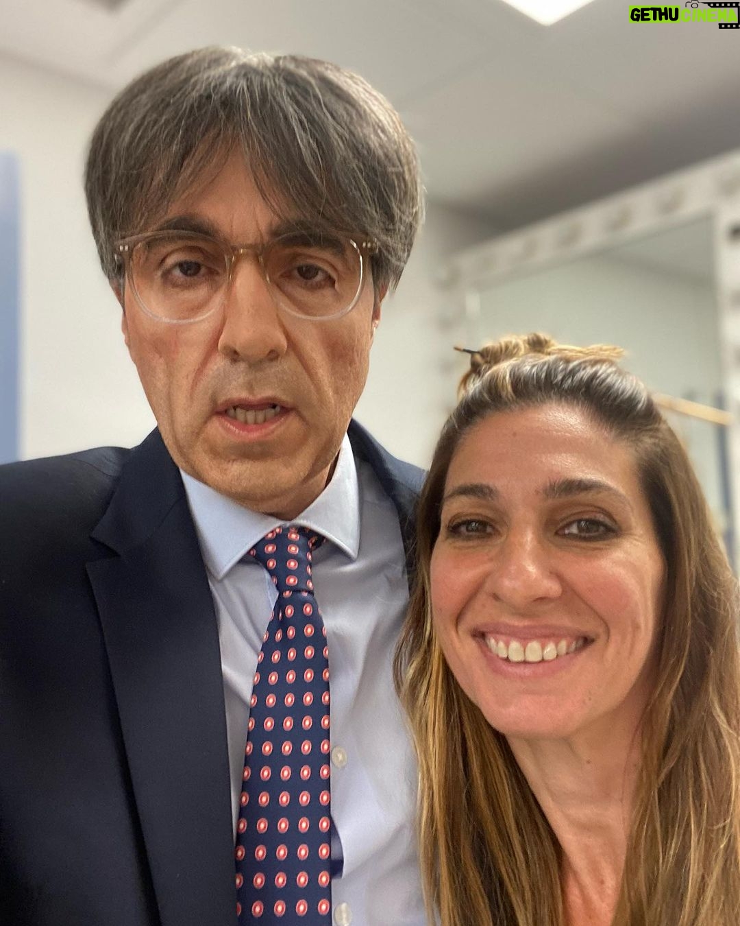 Raúl Pérez - 1K Likes - Independientemente de todo, ayer fui Carles Puigdemont en @elintermedio
Con @sanchezfernandezelisabeth como caracterizadora, siempre junts👏🏻👏🏻👏🏻