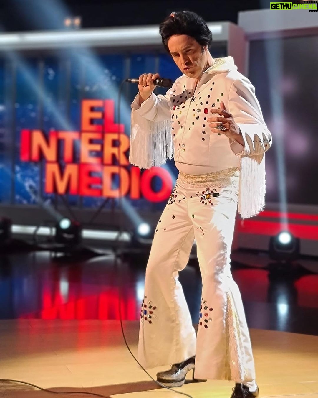 Raúl Pérez Instagram - Elvis dedicándole una versión del “Jailhouse rock” a Aznar por su 70 cumpleaños… @elintermedio