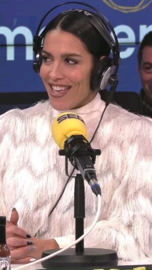 Raúl Pérez Instagram - ¿Con qué outfits soléis celebrar la Nochevieja? Yo querría ser @lorenacastell pero me falta estilo, elegancia, algo de gusto...

Luego está @danirovira que haga lo que haga está bien. Maldito sea.