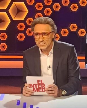 Raúl Pérez Instagram - ¡¡Correctooo!! Esta noche me he pasado por @elintermedio para hacer fact check del debate Sánchez vs Feijóo #JordiHurtado #elduelo #lapreguntacaliente #laparteporeltodo 
Caracterización de superpremio de @sanchezfernandezelisabeth 👏🏻👏🏻👏🏻❤️