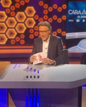 Raúl Pérez Instagram - ¡¡Correctooo!! Esta noche me he pasado por @elintermedio para hacer fact check del debate Sánchez vs Feijóo #JordiHurtado #elduelo #lapreguntacaliente #laparteporeltodo 
Caracterización de superpremio de @sanchezfernandezelisabeth 👏🏻👏🏻👏🏻❤️