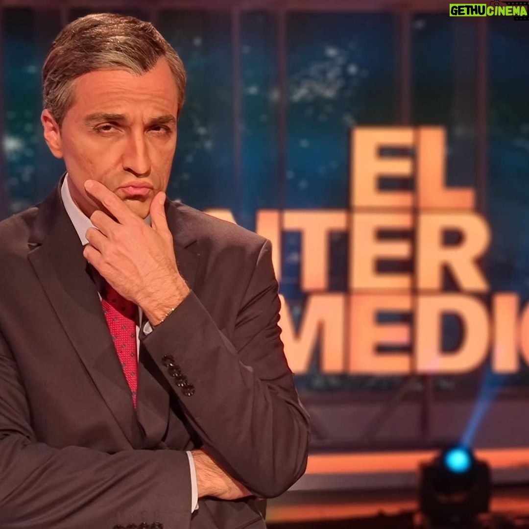 Raúl Pérez Instagram - Los giros de guión de @sanchezcastejon esta noche en @elintermedio #eleccionesanticipadas Caracterización de @sanchezfernandezelisabeth