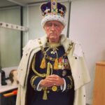 Raúl Pérez Instagram – The King Charles III en @elintermedio…que es como él llama al tiempo que ha esperado a ser coronado rey.
Y es que @sanchezfernandezelisabeth es la REINA de las caracterizaciones👑❤️👏🏻👏🏻👏🏻
Y el estilismo a cargo de @pepa_garcia_vazquez es para ponerle un palacio🙌🏻❤️👏🏻👏🏻👏🏻