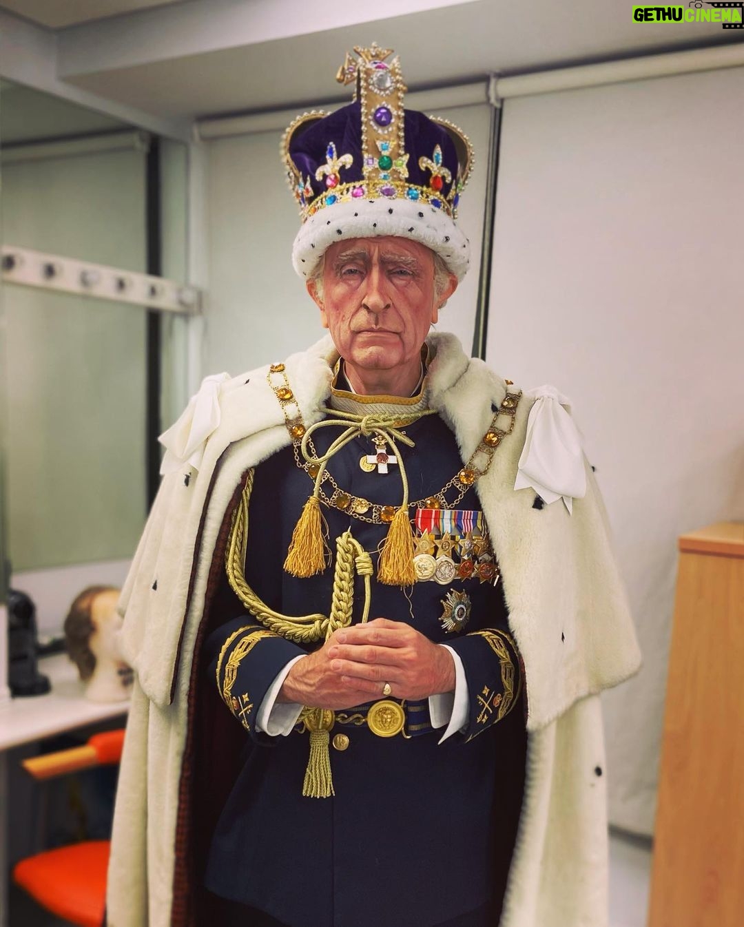 Raúl Pérez Instagram - The King Charles III en @elintermedio…que es como él llama al tiempo que ha esperado a ser coronado rey. Y es que @sanchezfernandezelisabeth es la REINA de las caracterizaciones👑❤️👏🏻👏🏻👏🏻 Y el estilismo a cargo de @pepa_garcia_vazquez es para ponerle un palacio🙌🏻❤️👏🏻👏🏻👏🏻