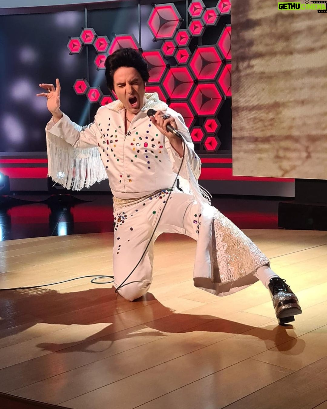 Raúl Pérez Instagram - Elvis dedicándole una versión del “Jailhouse rock” a Aznar por su 70 cumpleaños… @elintermedio