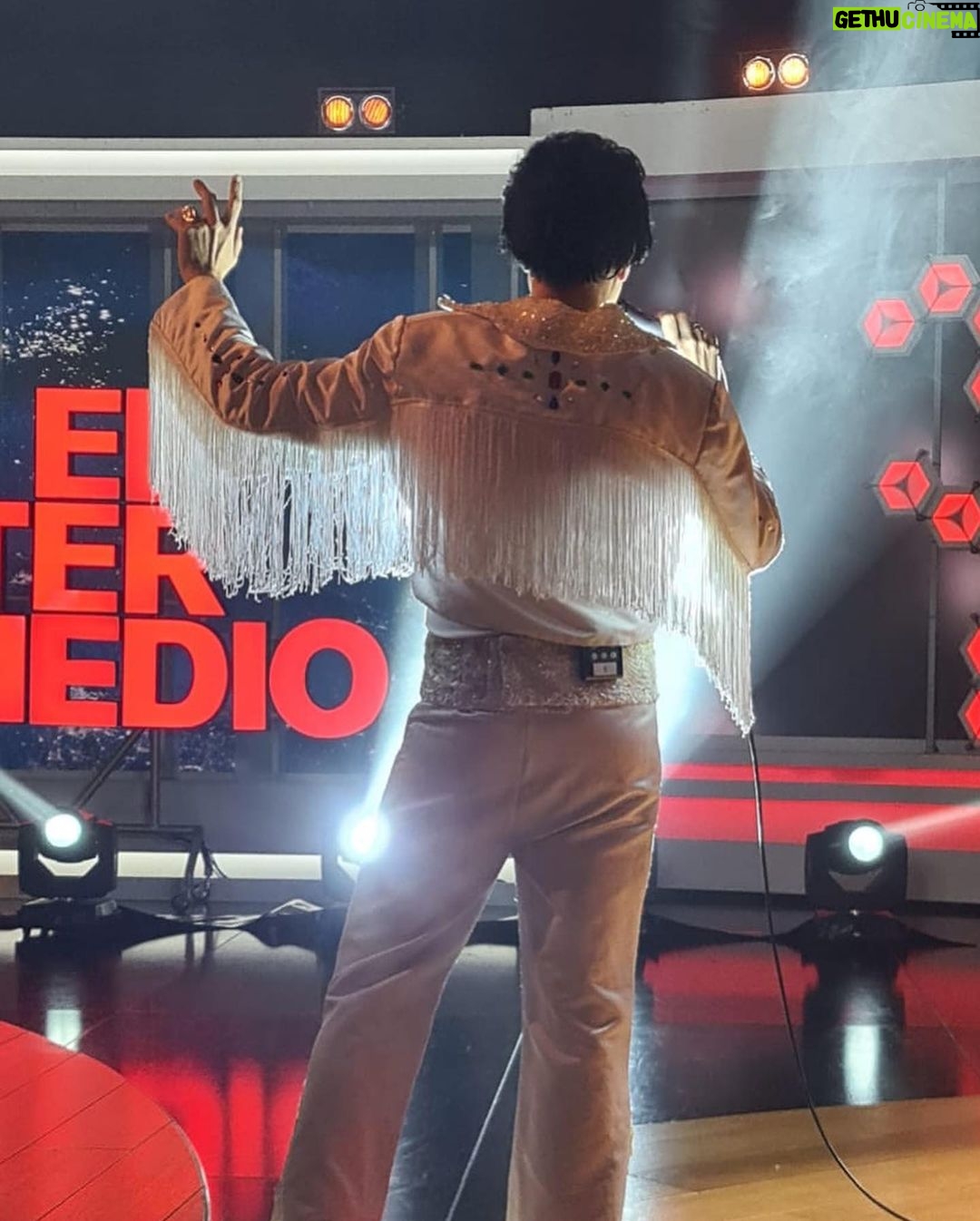 Raúl Pérez Instagram - Elvis dedicándole una versión del “Jailhouse rock” a Aznar por su 70 cumpleaños… @elintermedio