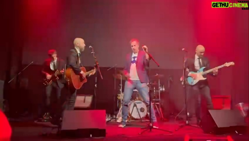 Raúl Pérez Instagram - Anoche terminé mi cumpleaños por todo lo alto en la fiesta de #Catorcecomunicacion Maravilla de productora, gente super currante y grandes amigos…¡¡yo digo sí a bailar con ell@s si llega el fin del mundo!! @aquilatierra @lalaloveyouoficial @earnest_band