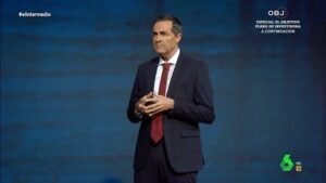 Raúl Pérez Instagram - El presidente que quiere unir a España…anoche le cantó a su nueva palabra preferida en @elintermedio #amnistía 
Caracterización de @sanchezfernandezelisabeth 🙌🏻👏🏻👏🏻👏🏻👏🏻👏🏻