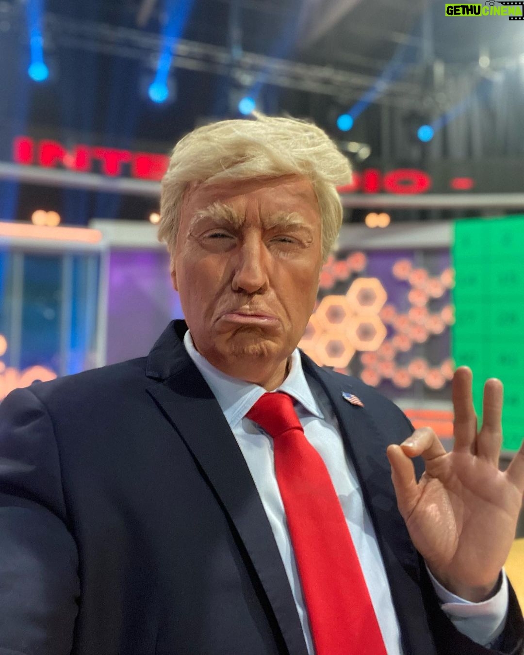 Raúl Pérez Instagram - Si le chupas la cara a Donald Trump sabe a Risketos. Lo pudimos comprobar anoche en @elintermedio Make caracterizaciones great again!! @sanchezfernandezelisabeth 🙌🏻👏🏻👏🏻❤️