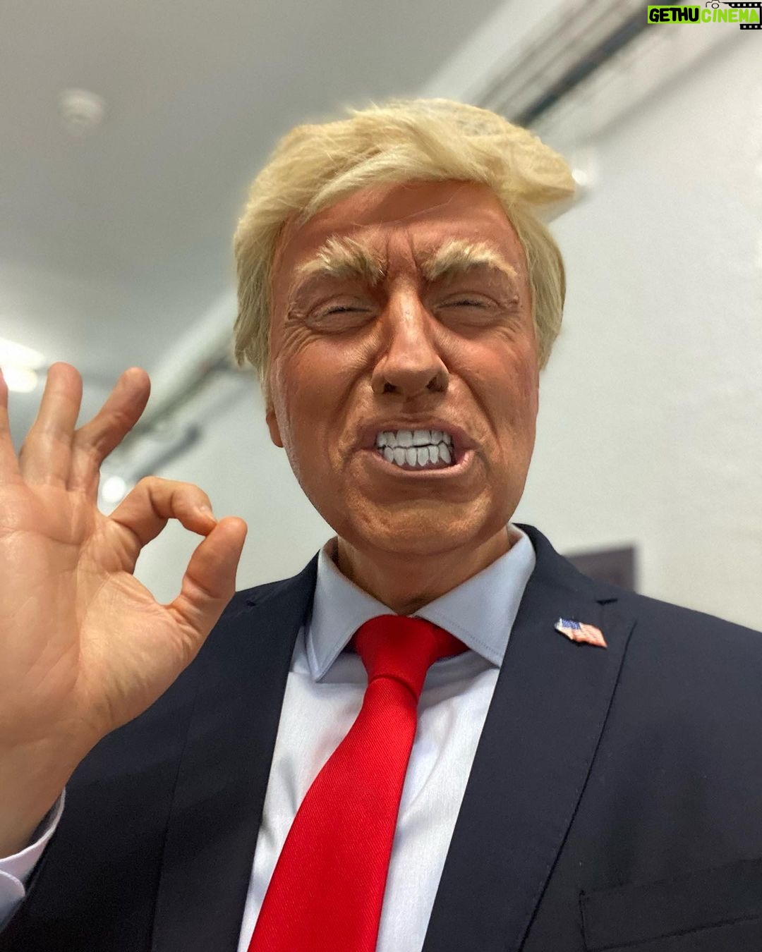 Raúl Pérez Instagram - Si le chupas la cara a Donald Trump sabe a Risketos. Lo pudimos comprobar anoche en @elintermedio Make caracterizaciones great again!! @sanchezfernandezelisabeth 🙌🏻👏🏻👏🏻❤️