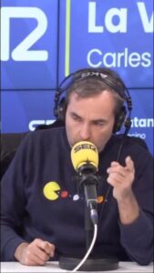 Raúl Pérez Instagram - No os lo váis a creer... pero Carlos Herrera de @cope_es ha visitado #TodoPorLaRadio🤣 para cantarnos su versión de ‘Vagabundo’ de @sebastianyatra 🔊La imitación de @raulperez_76