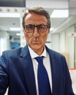 Raúl Pérez Instagram - “Podría presentar el @elintermedio pero no quiero” #Fakejoo #investidura 
(Caracterización de la very best @sanchezfernandezelisabeth)
