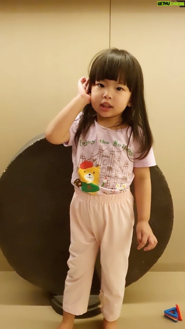 Race Wong Instagram - She was so excited when her tooth started shaking and it fell off right before she turned 6. And she told me “mummy do you know that tooth fairies are actually daddy and mummy?” ☺️ She loves reciting Chinese poetry since she was 2. Glad I kept these videos. Kids grow up too fast. #chinesepoetry #love #nevergrowup