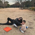Race Wong Instagram - Summer or winter, I love laying on the grass to enjoy a good book on a lazy afternoon. ☺️ the more we read, the more we know we need to read. And this is the only way to encourage our kids to read too. #familytime #metime