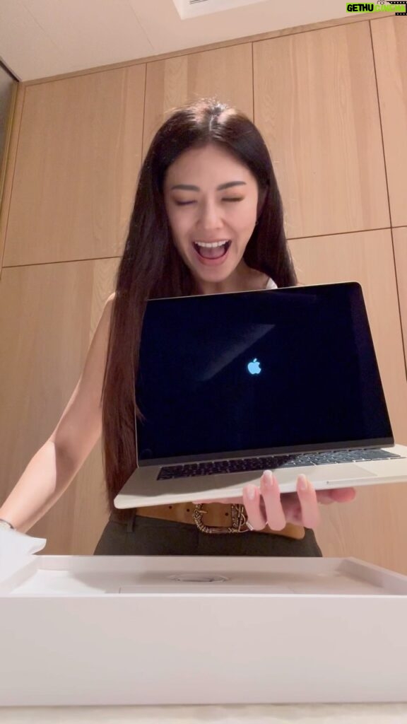 Race Wong Instagram - Gosh I have been wanting to get a new laptop forever. Thanks @jasminechong___ for getting it for me. It is only Monday but it’s been a very tough day at work making v difficult decisions. I’m truly blessed to have amazing friends to lighten up my day. Thanks @cartier for the Xmas gift too. #friendsareimportant #friendshipforever #grateful #apple #macbookair