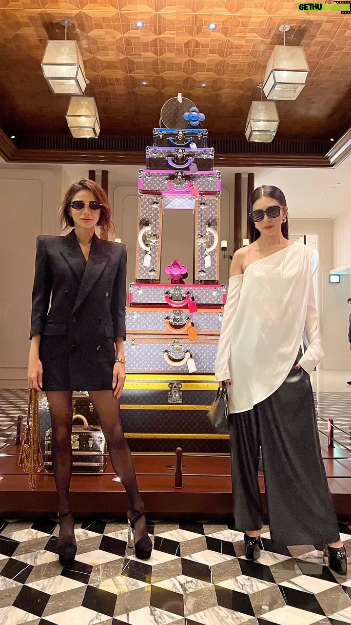 Race Wong - 4.7K Likes - Enter the realm of awe-inspiring fashion as @louisvuitton presents the Men’s Pre-Fall 2024 Show.
Set against the striking Hong Kong skyline, @pharrell’s debut collection mesmerizes with its phenomenal allure. @missracewong and I are captivated by the harmonious fusion of style, artistry, and the breathtaking backdrop.
Music @swaelee
Airplane Ticket » by @pharrell × @rauwalejandro x
Additional composition & production by @thomasroussel
Drone performance by @studio.drift
#LVMenPreFall24 #PharrellWilliams
#LouisVuitton #PreFall2024 #lovers
#hongkong @rosewoodhongkong
#2R #rosannewong #racewong