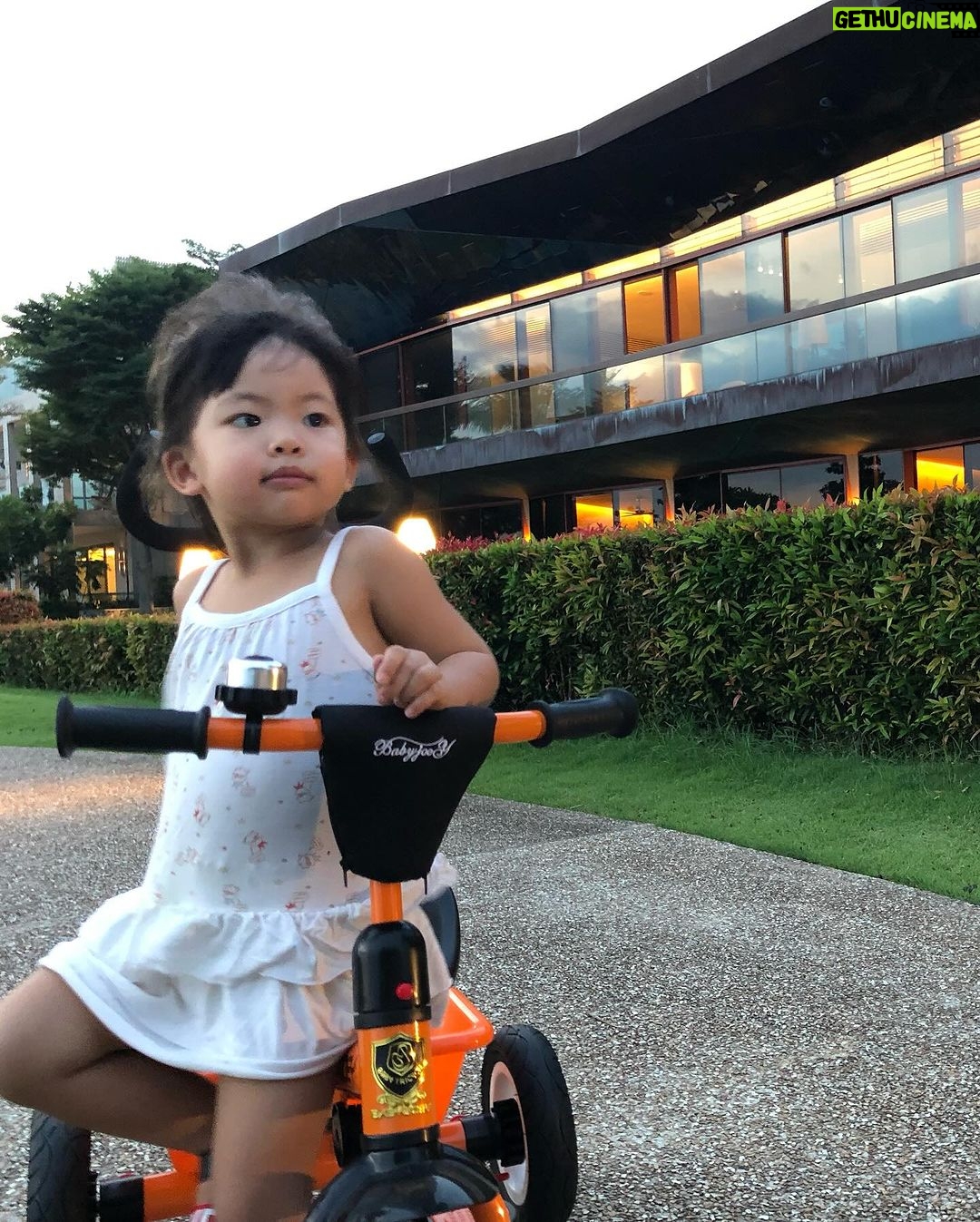 Race Wong Instagram - What a special day. Today marked Cara’s first step into primary school. We spent so much time preparing, right up to last night when I lovingly cut her hair and showered her. Yet, in the morning rush, I somehow forgot to pin on her school badge. 🤪 All I wish for her is to relish the joy of learning, form beautiful friendships, and, oh, not to grow up too swiftly. Sending all my love, love 😢. Planned to give her $3 as pocket money, only to realize the canteen prices have evolved in the last 30 years! 😝 I vividly remember a bowl of noodles being just 50 cents. Ordered a chicken rice instead; it tasted surprisingly good. Thinking of joining as a parent volunteer to be more engaged in her school life. Writing this with a mix of emotions in the canteen; fellow parents might wonder why I’m tearing up. 😂 #P1 #emomummy #love Singapore