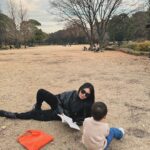Race Wong Instagram - Summer or winter, I love laying on the grass to enjoy a good book on a lazy afternoon. ☺️ the more we read, the more we know we need to read. And this is the only way to encourage our kids to read too. #familytime #metime