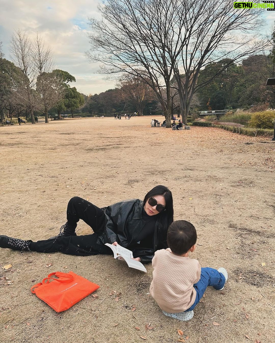 Race Wong Instagram - Summer or winter, I love laying on the grass to enjoy a good book on a lazy afternoon. ☺️ the more we read, the more we know we need to read. And this is the only way to encourage our kids to read too. #familytime #metime