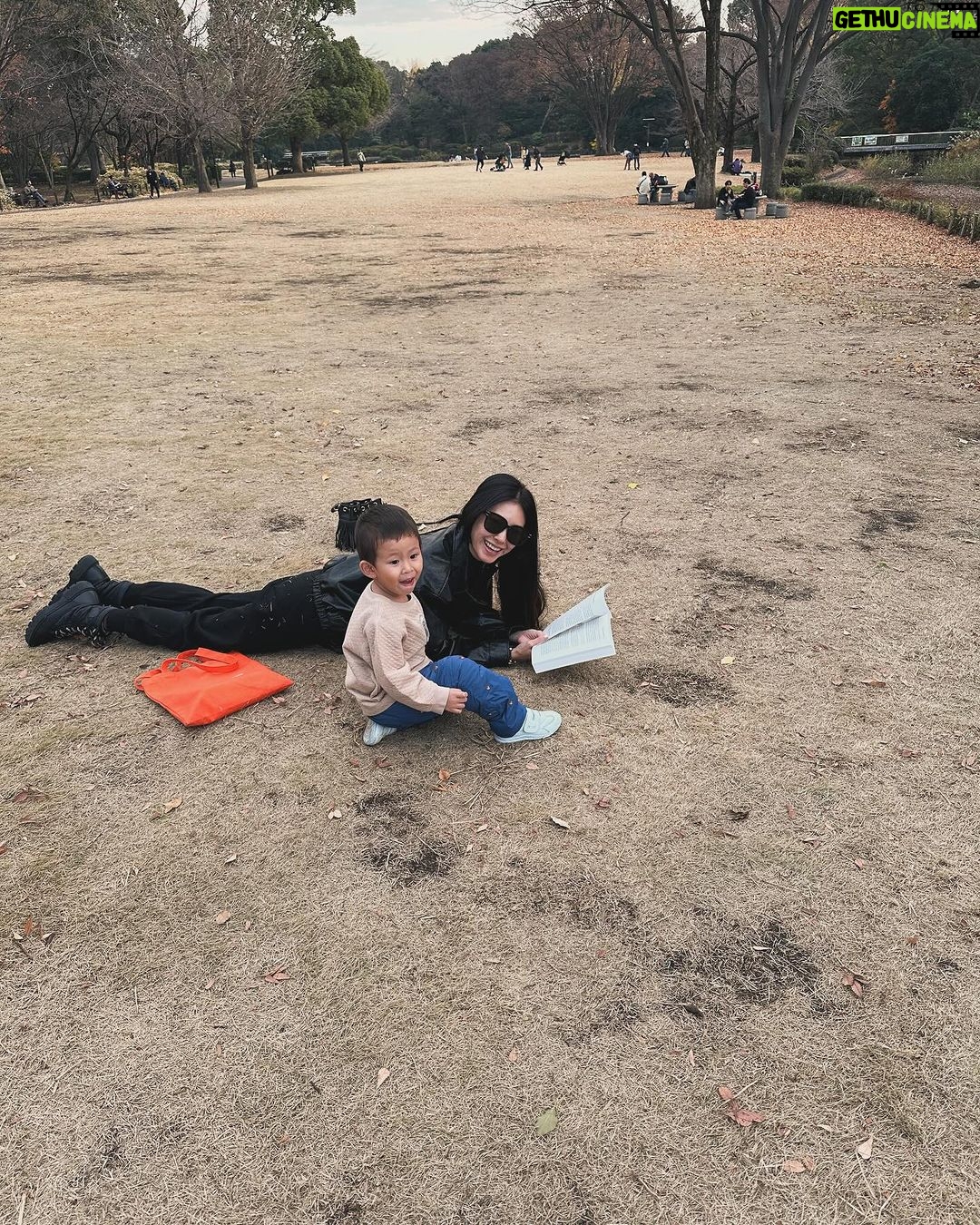Race Wong Instagram - Summer or winter, I love laying on the grass to enjoy a good book on a lazy afternoon. ☺️ the more we read, the more we know we need to read. And this is the only way to encourage our kids to read too. #familytime #metime