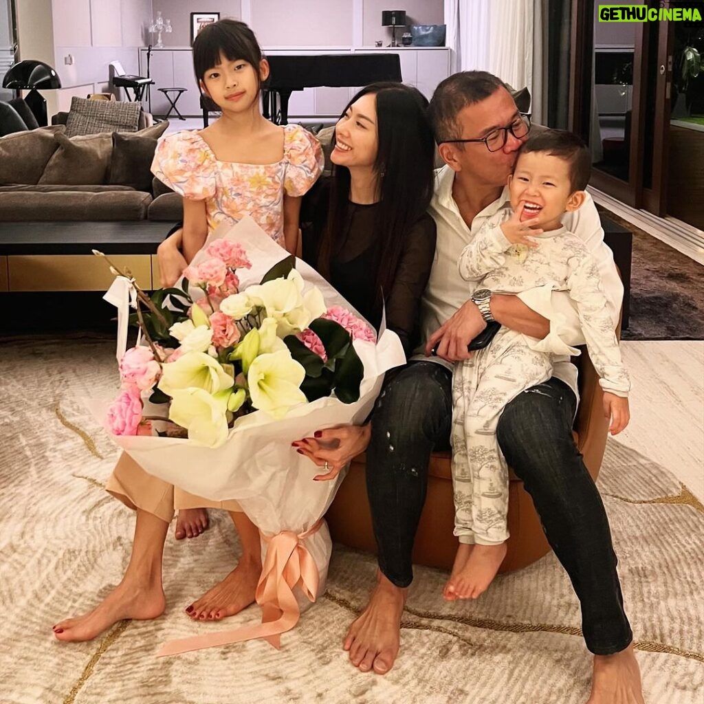 Race Wong Instagram - Receiving flowers from my son is a whole new level of joy even though I know he didn’t buy them 🥰. Dayton helped daddy to gift me flowers to celebrate our 7th wedding anniversary. Can’t be more thankful to be married to my hubby, otherwise I wouldn’t have Cara and Dayton 😆 #7years #love Singapore