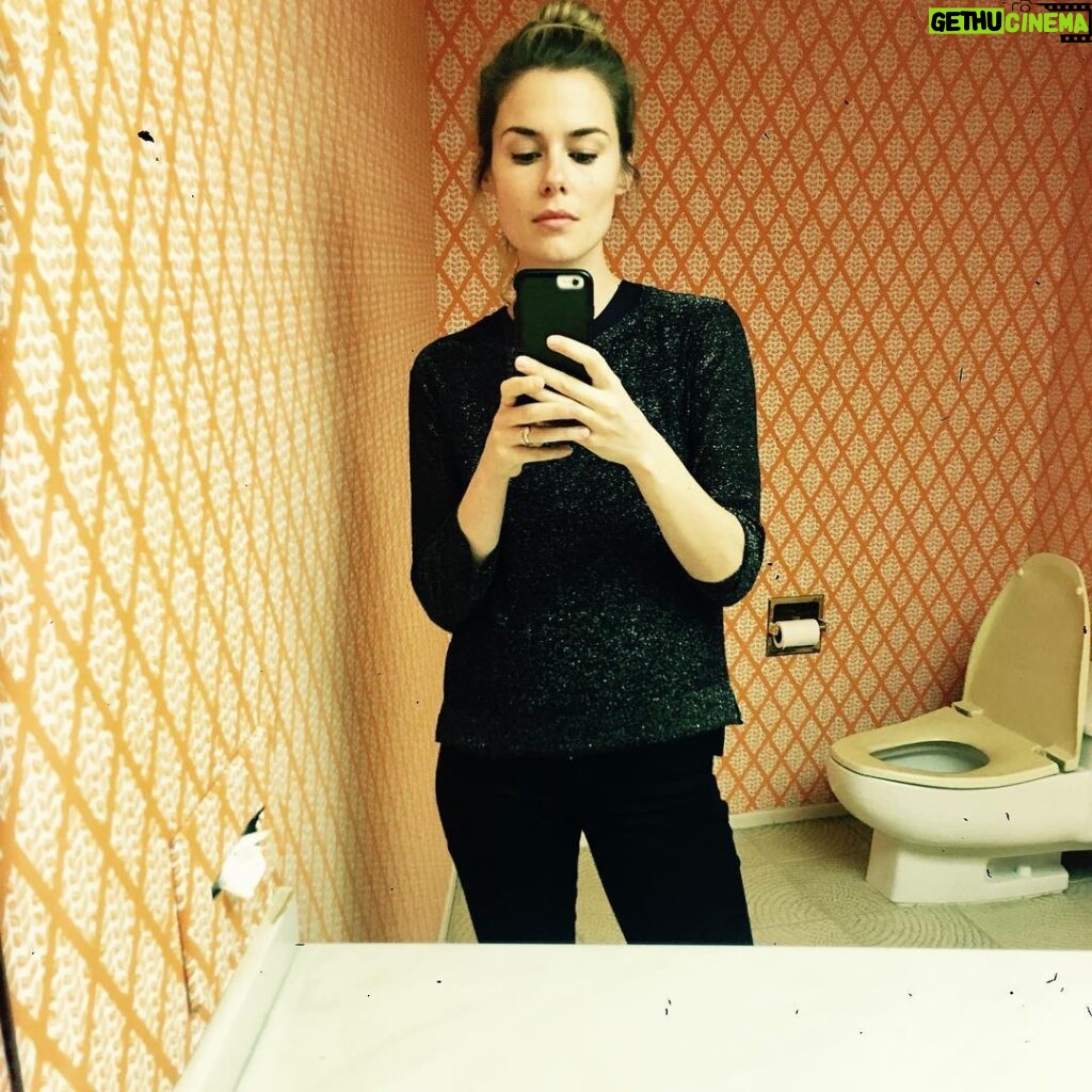 Rachael Taylor Instagram - Died and went to 60s bathroom heaven 🚽🍊