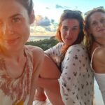 Rachael Taylor Instagram - Make new friends but keep the old, those are silver these are GOLD ! @limadeltaaaa @jamiesonmoore 🇫🇯👌🥂🎉🐳🦋#mymassiveheadblockingepicsunset 🙄