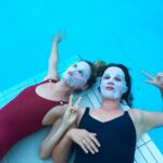 Rachael Taylor Instagram - Nailing this holidaying / hydro boosting! Thank you @neutrogena_au 🐳🎭🎉