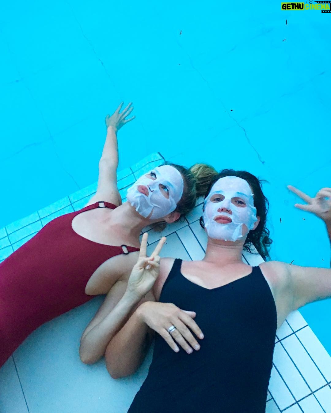 Rachael Taylor Instagram - Nailing this holidaying / hydro boosting! Thank you @neutrogena_au 🐳🎭🎉